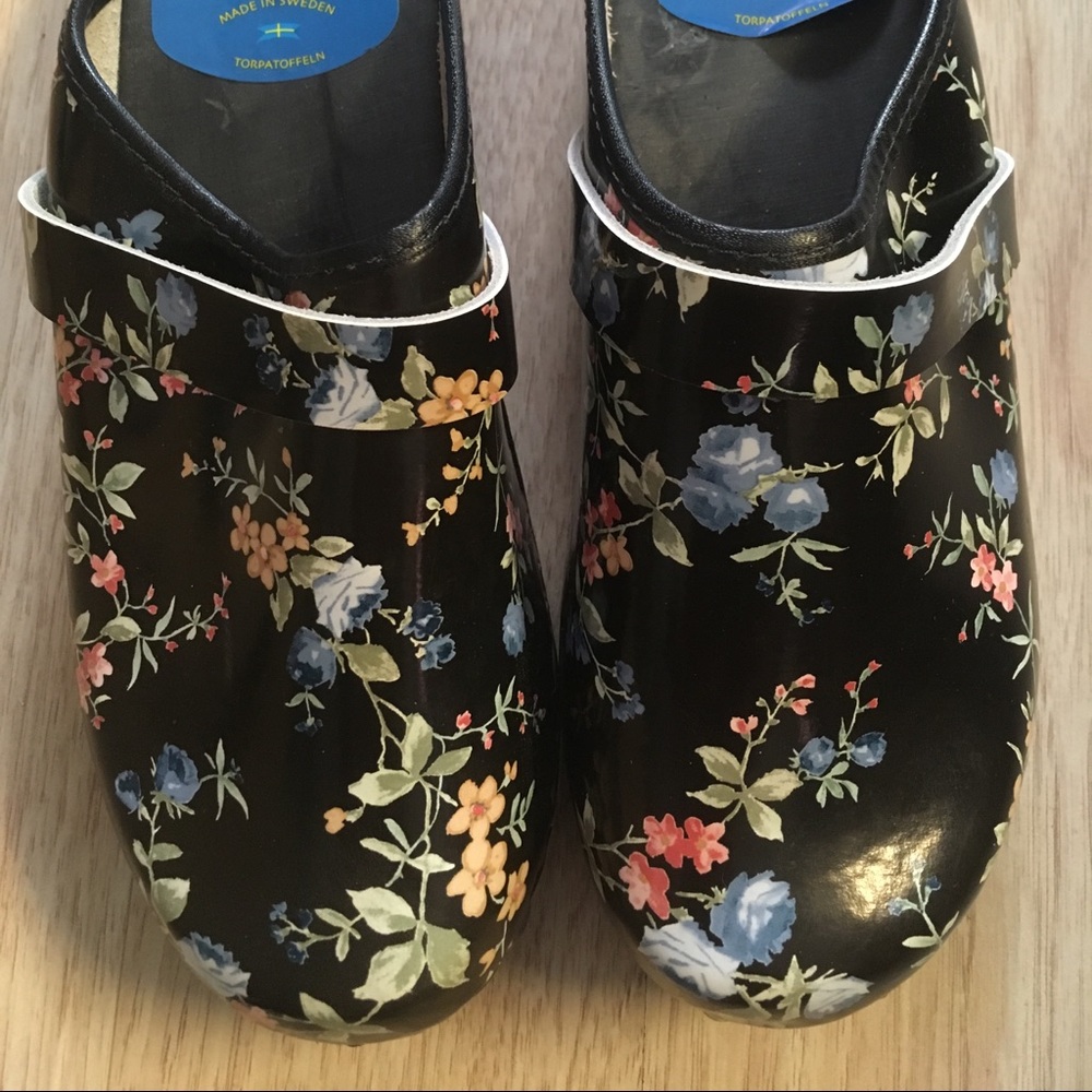 Women’s cape clog size 7